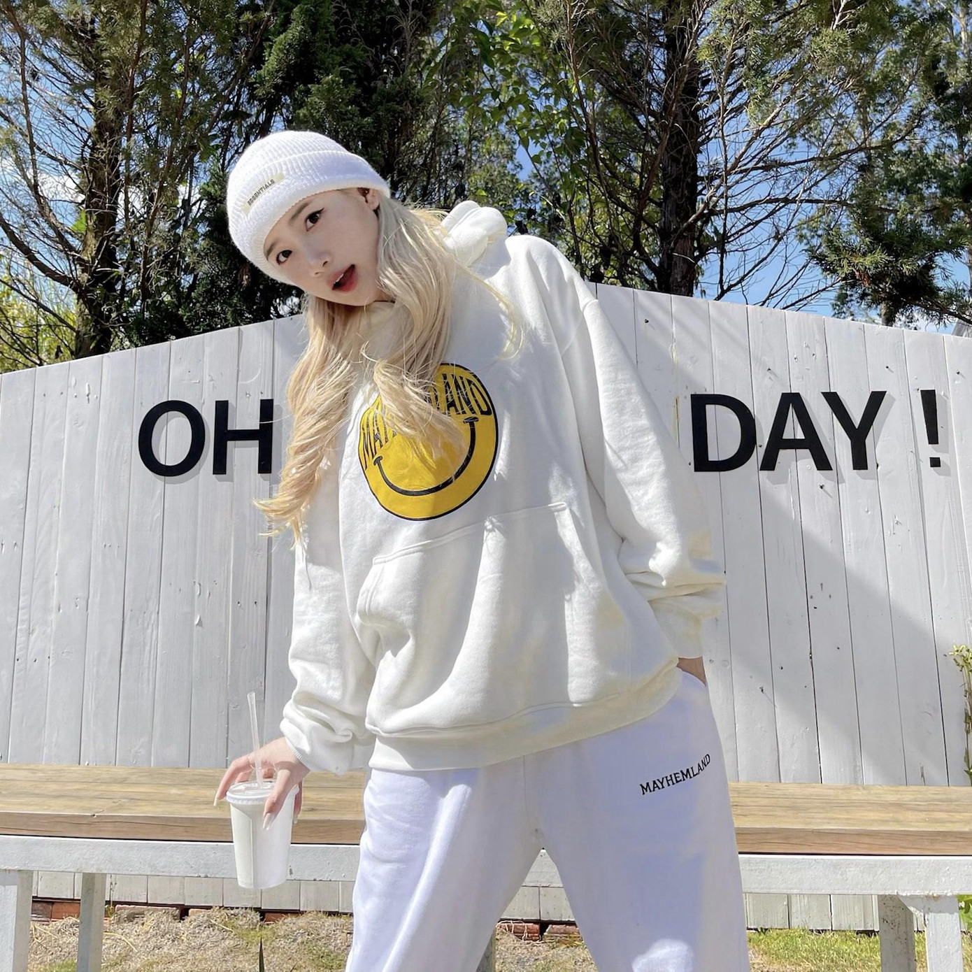 Khi còn là học sinh, Ly liên tiếp xuất sắc đạt thành tích học sinh giỏi trong suốt 12 năm học