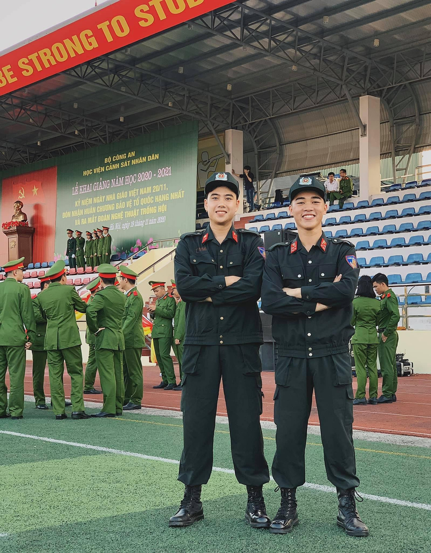 Dù khó khăn, vất vả nhưng anh chàng vẫn luôn giữ tinh thần lạc quan, vui vẻ. Dù khó khăn, vất vả nhưng anh chàng vẫn luôn giữ tinh thần lạc quan, vui vẻ.