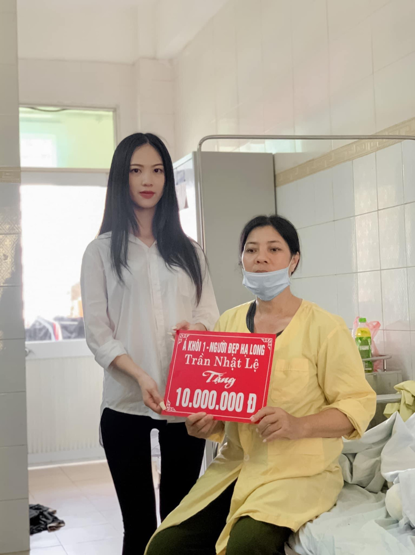 Á khôi Nhật Lệ dành tặng 10 triệu đồng cho gia đình anh Đinh Văn Linh tại Bệnh Viện Bỏng Quốc Gia Hà Nội (Ảnh: NVCC). Á khôi Nhật Lệ dành tặng 10 triệu đồng cho gia đình anh Đinh Văn Linh tại Bệnh Viện Bỏng Quốc Gia Hà Nội (Ảnh: NVCC).