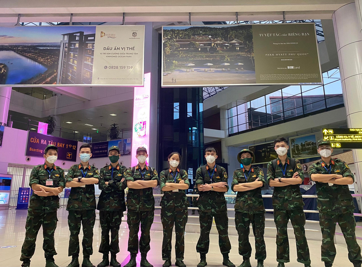 Cao Đình Chí (thứ hai từ phải qua) cùng các đồng đội lên đường vào miền Nam hỗ trợ chống dịch. (Ảnh: NVCC)