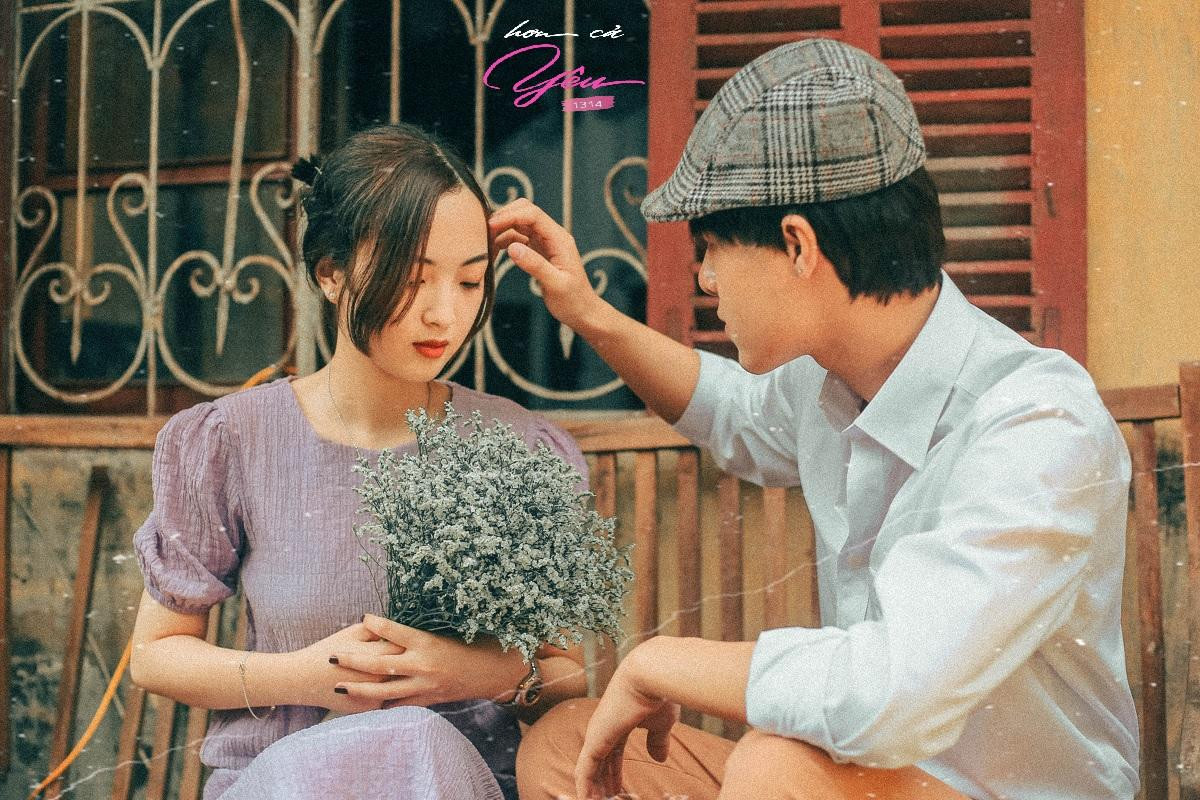 “Anh” hiểu điều đó nên đối xử với em rất dịu dàng