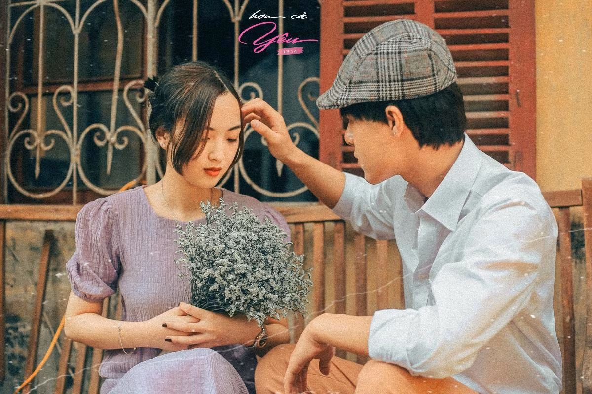 “Anh” hiểu điều đó nên đối xử với em rất dịu dàng