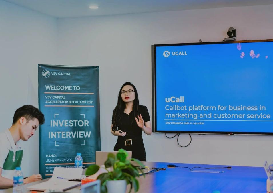 Tâm thuyết trình về dự án trước hội đồng đầu tư tại chương trình Accelerator Tâm thuyết trình về dự án trước hội đồng đầu tư tại chương trình Accelerator