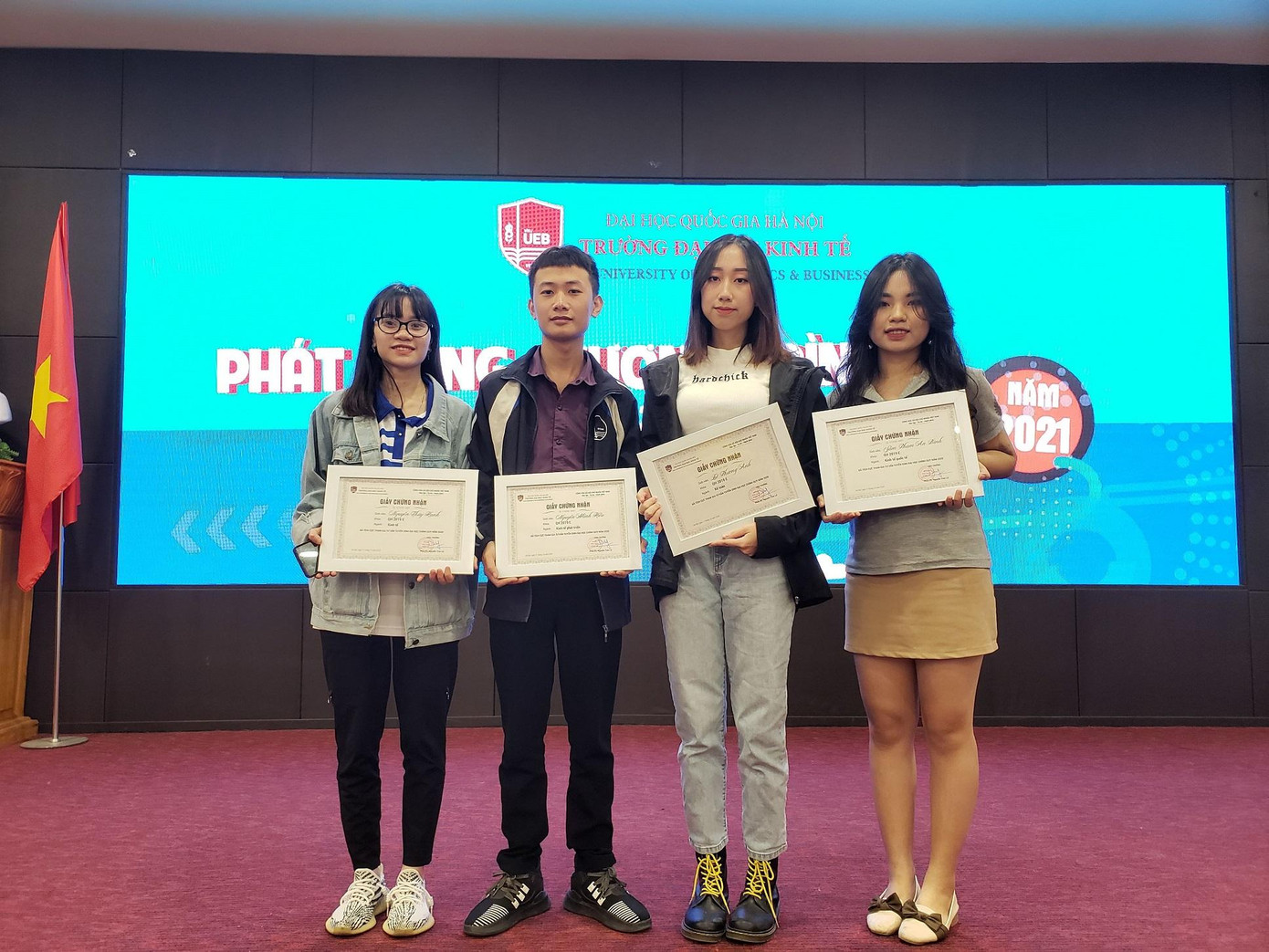 Lễ trao chứng chỉ hoàn thành tích cực trong công tác tuyển sinh 2020 Lễ trao chứng chỉ hoàn thành tích cực trong công tác tuyển sinh 2020