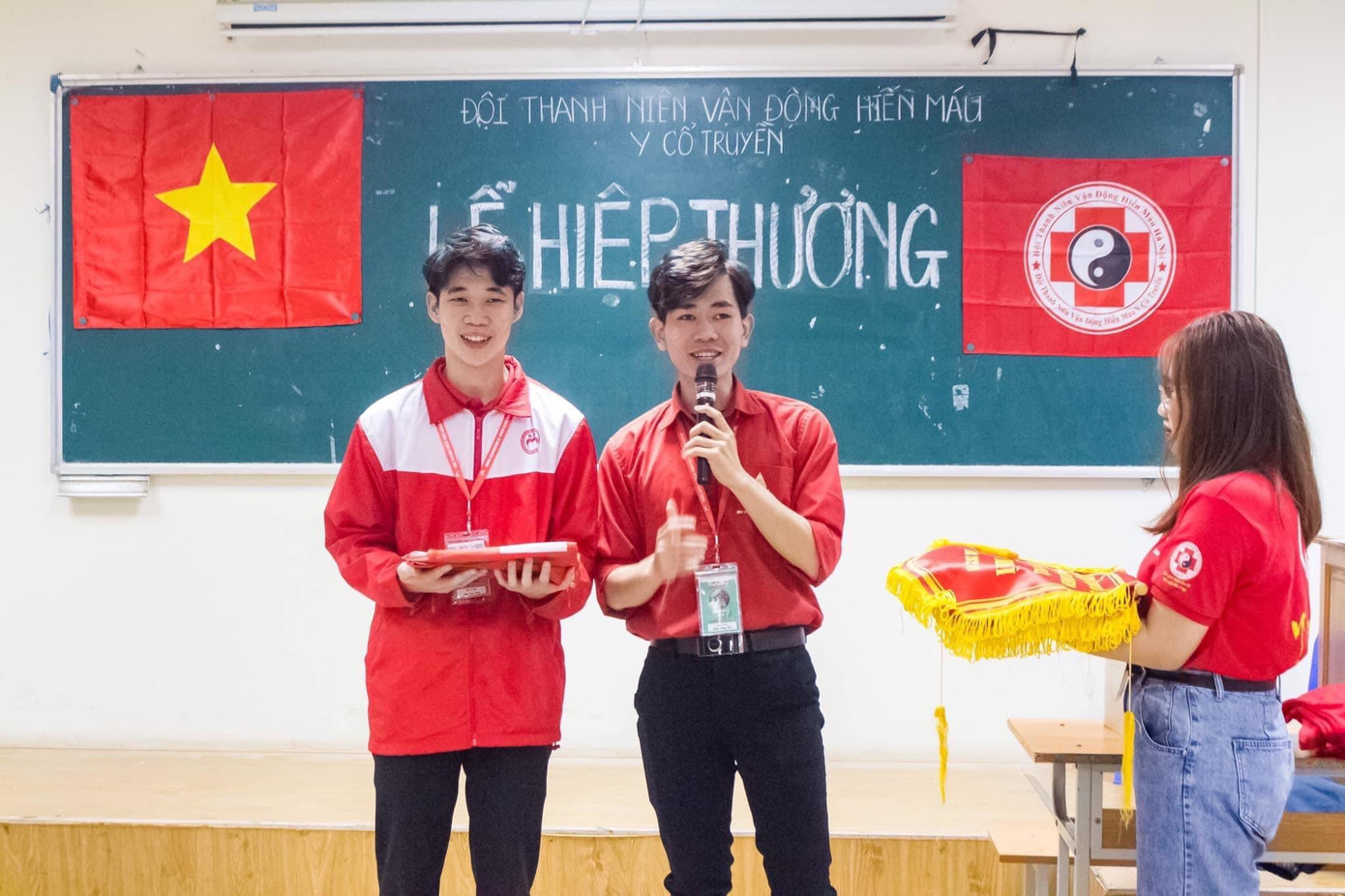 Hình ảnh Trần Văn Nam nhận chức vụ Đội trưởng Đội máu.