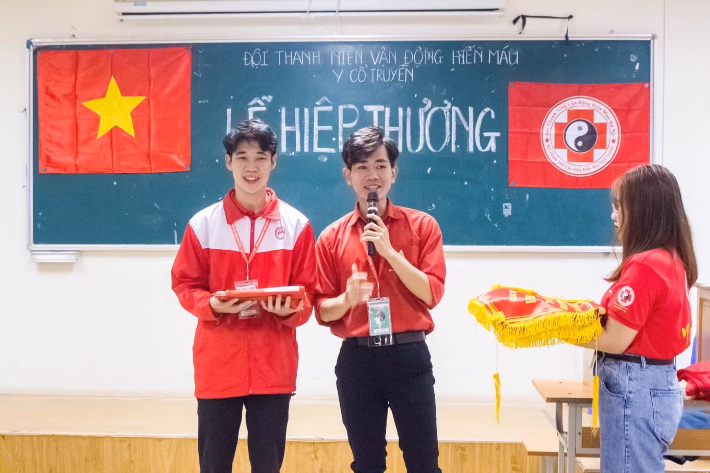 Hình ảnh Trần Văn Nam nhận chức vụ Đội trưởng Đội máu.