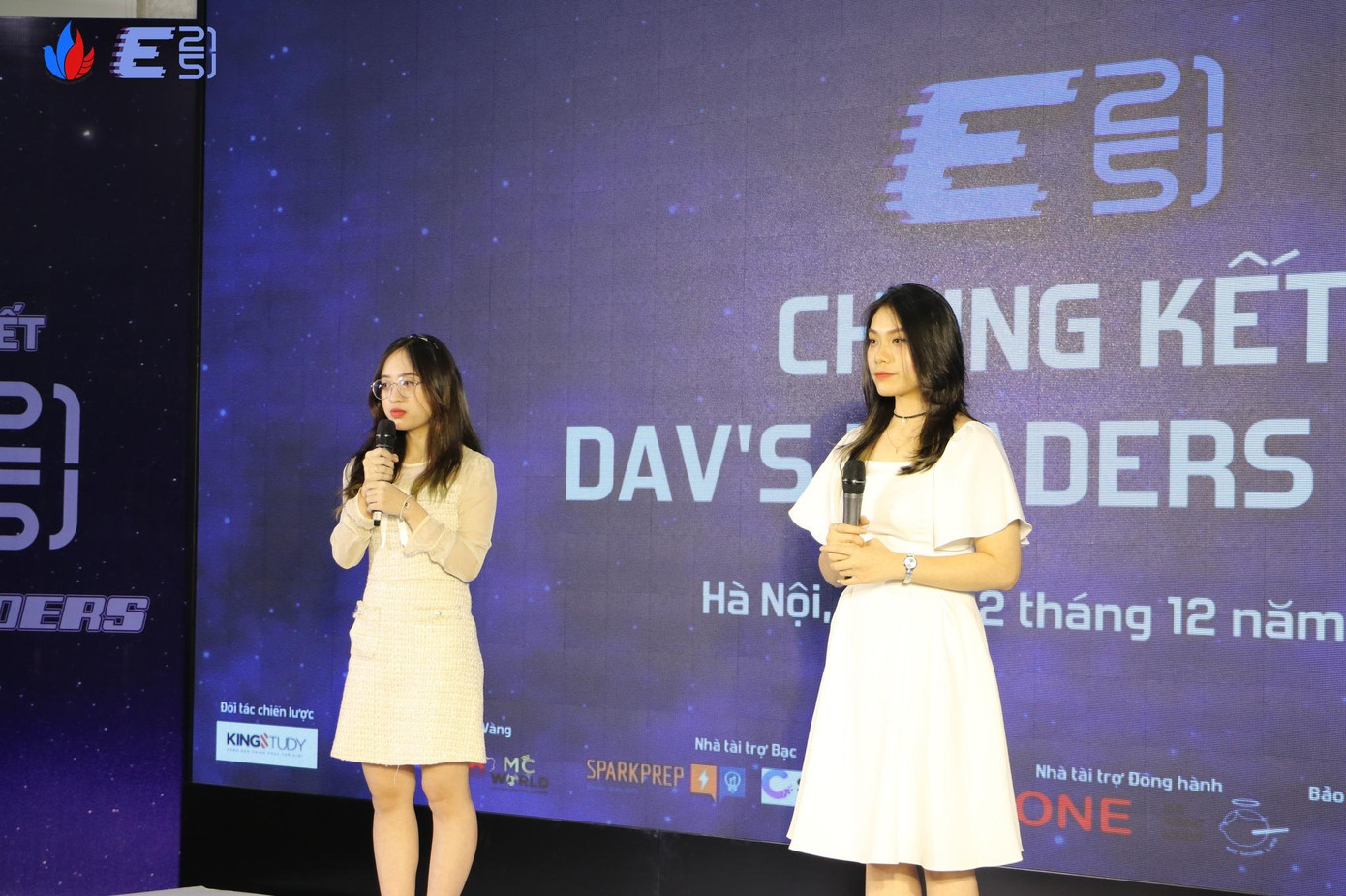Nguyễn Hà Thùy Dương và Lê Thu Trang – Đồng trưởng Ban tổ chức (BTC) DAV’s Leaders chia sẻ về chương trình (Ảnh: BTC).