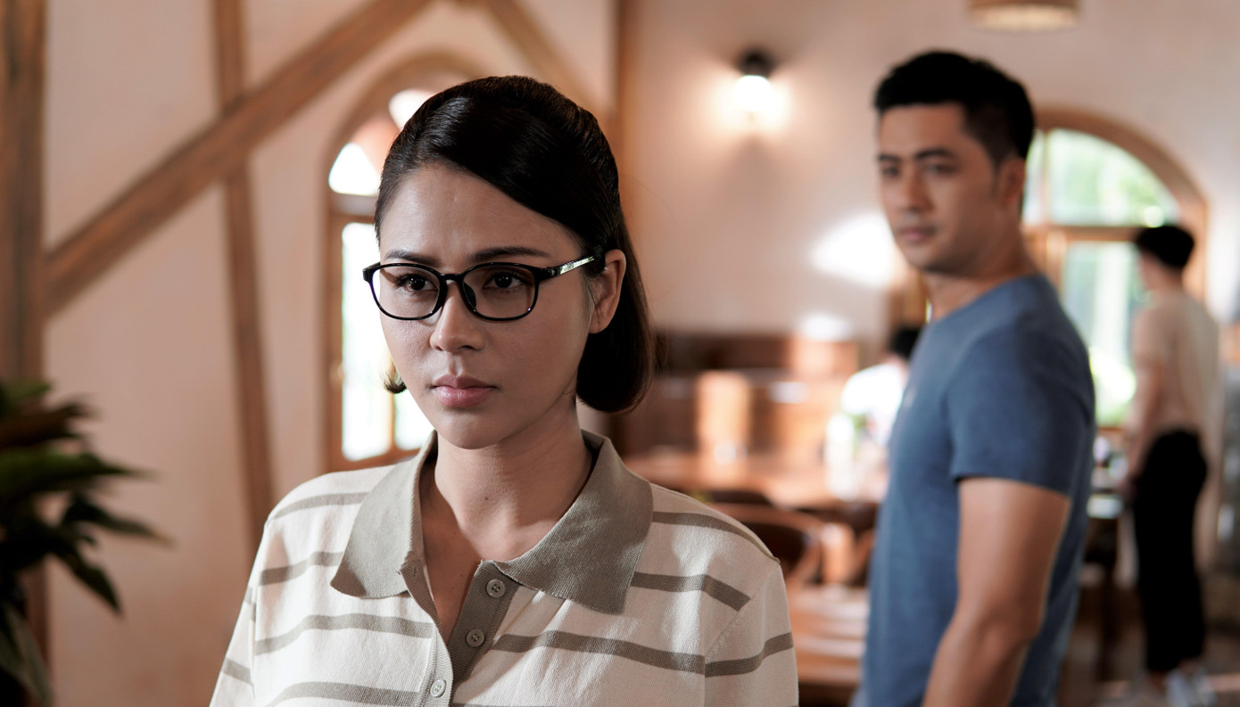 Diễn viên Lương Thu Trang vào vai Hoa - một nữ nhà văn dòng dòng trinh thám bước vào hành trình tìm kiếm sự thật về cái chết của mẹ mình.