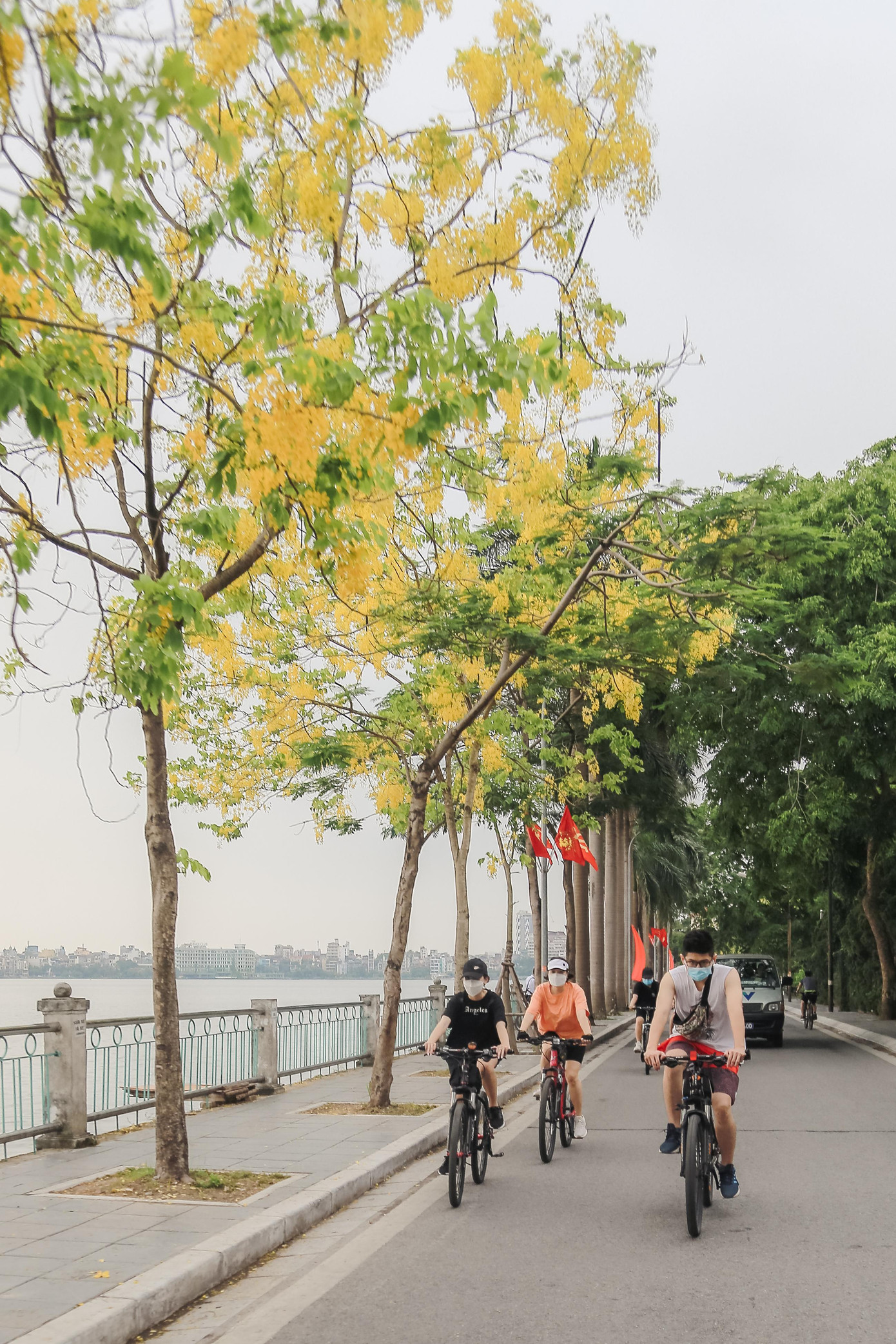 Quãng đường 17km vòng quanh hồ với những cung đường có nhiều loại hoa khoe sắc, đây cũng chính là lí do khiến các bạn trẻ thích thú dừng lại nghỉ và chụp những tấm hình check in. Quãng đường 17km vòng quanh hồ với những cung đường có nhiều loại hoa khoe sắc, đây cũng chính là lí do khiến các bạn trẻ thích thú dừng lại nghỉ và chụp những tấm hình check in.
