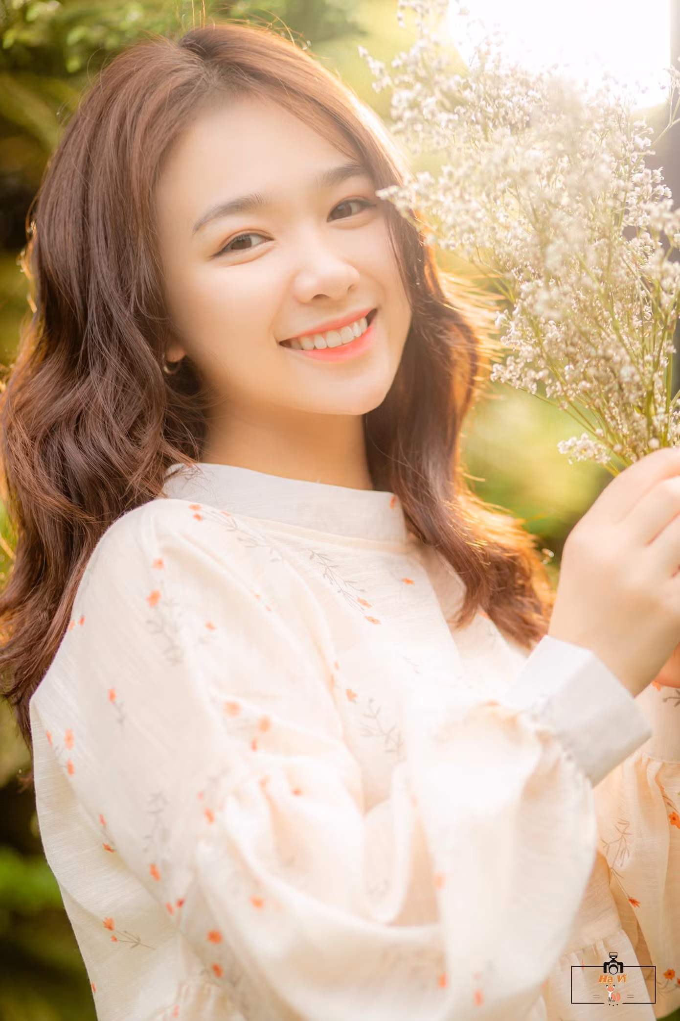 Vũ Hường sở hữu nét đẹp nhẹ nhàng, duyên dáng.
