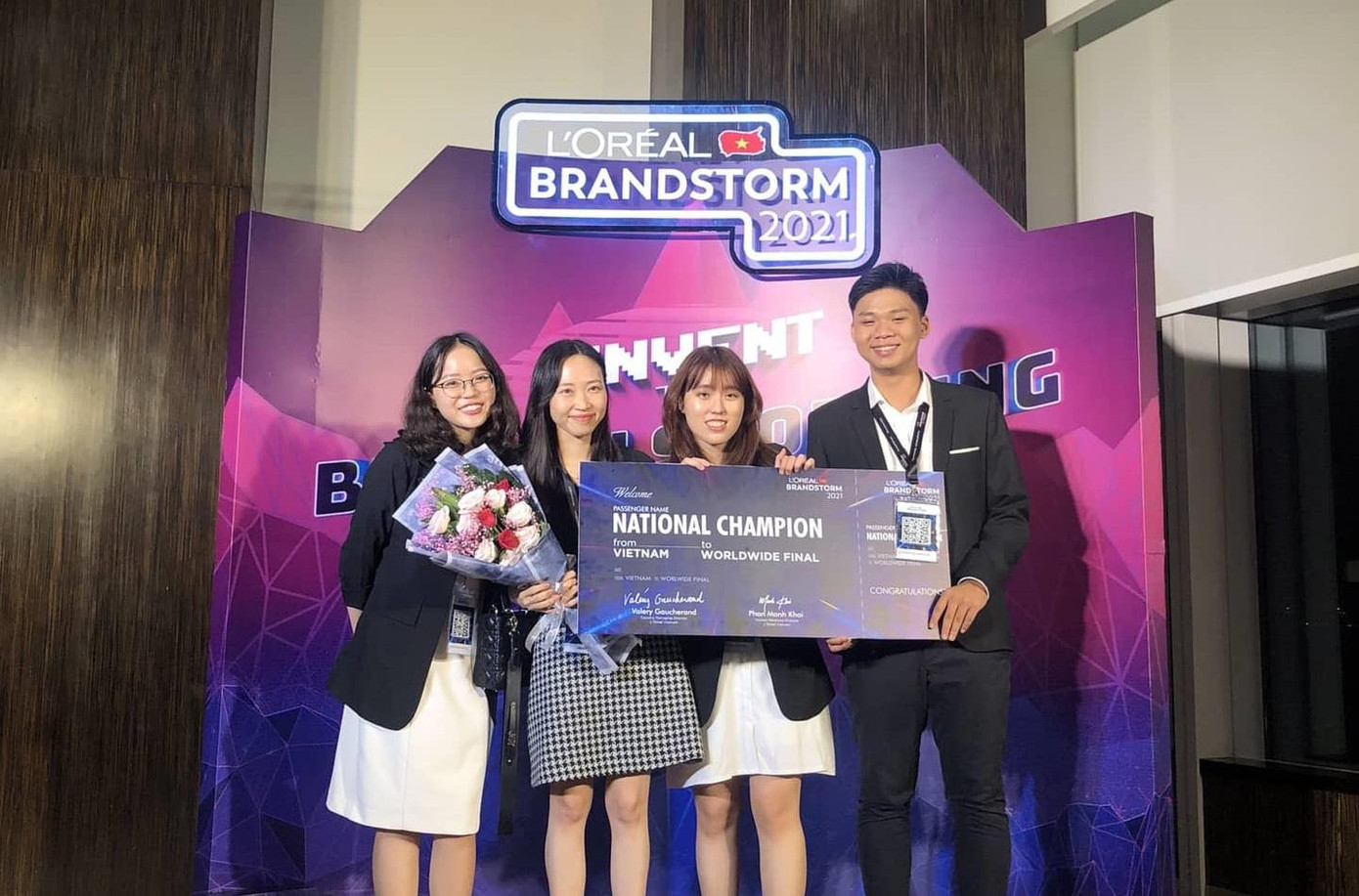 Nhóm gồm ba sinh viên RMIT cùng người hướng dẫn cô Hứa Mỹ Sang (thứ hai từ trái sang) đã đăng quang ngôi vị quán quân toàn quốc cuộc thi lên ý tưởng toàn cầu. Nhóm gồm ba sinh viên RMIT cùng người hướng dẫn cô Hứa Mỹ Sang (thứ hai từ trái sang) đã đăng quang ngôi vị quán quân toàn quốc cuộc thi lên ý tưởng toàn cầu.