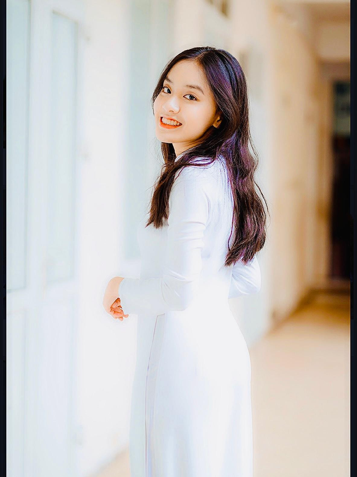 Khánh Linh-đại diện sinh viên duy nhất được phát biểu trong Lễ khai giảng năm học 2021- 2022.