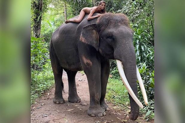 Alesya Kafelnikova đăng ảnh khỏa thân cưỡi một con voi Sumatra - loài đang có nguy cơ tuyệt chủng ở Bali (Ảnh: NY Post).