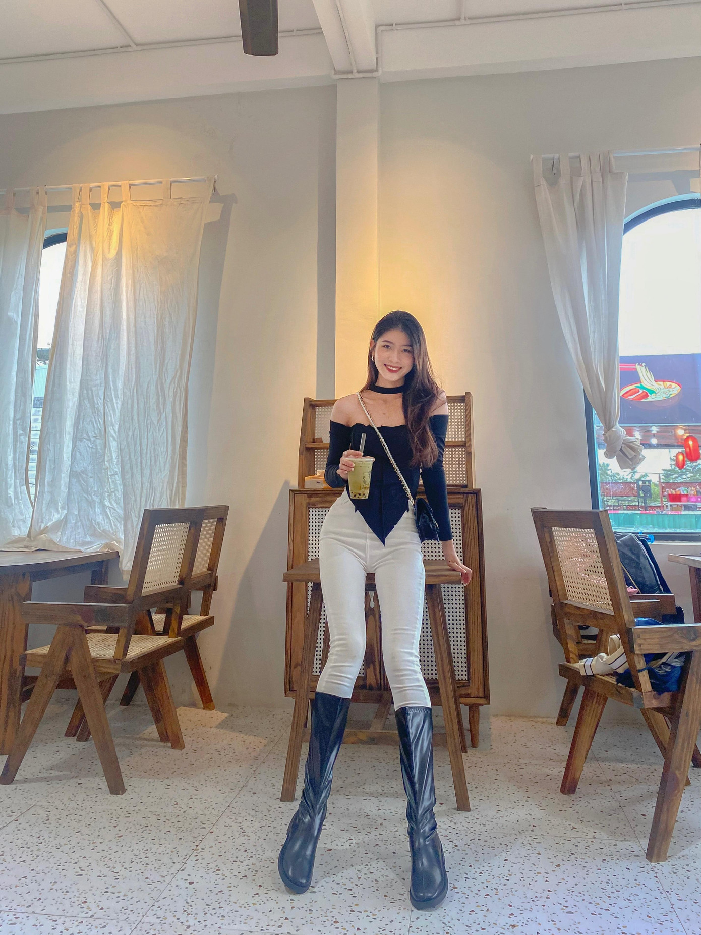 Phương Chinh thường xuyên luyện tập thể dục để tăng cường sức khỏe và có vóc dáng đẹp hơn. Phương Chinh thường xuyên luyện tập thể dục để tăng cường sức khỏe và có vóc dáng đẹp hơn.