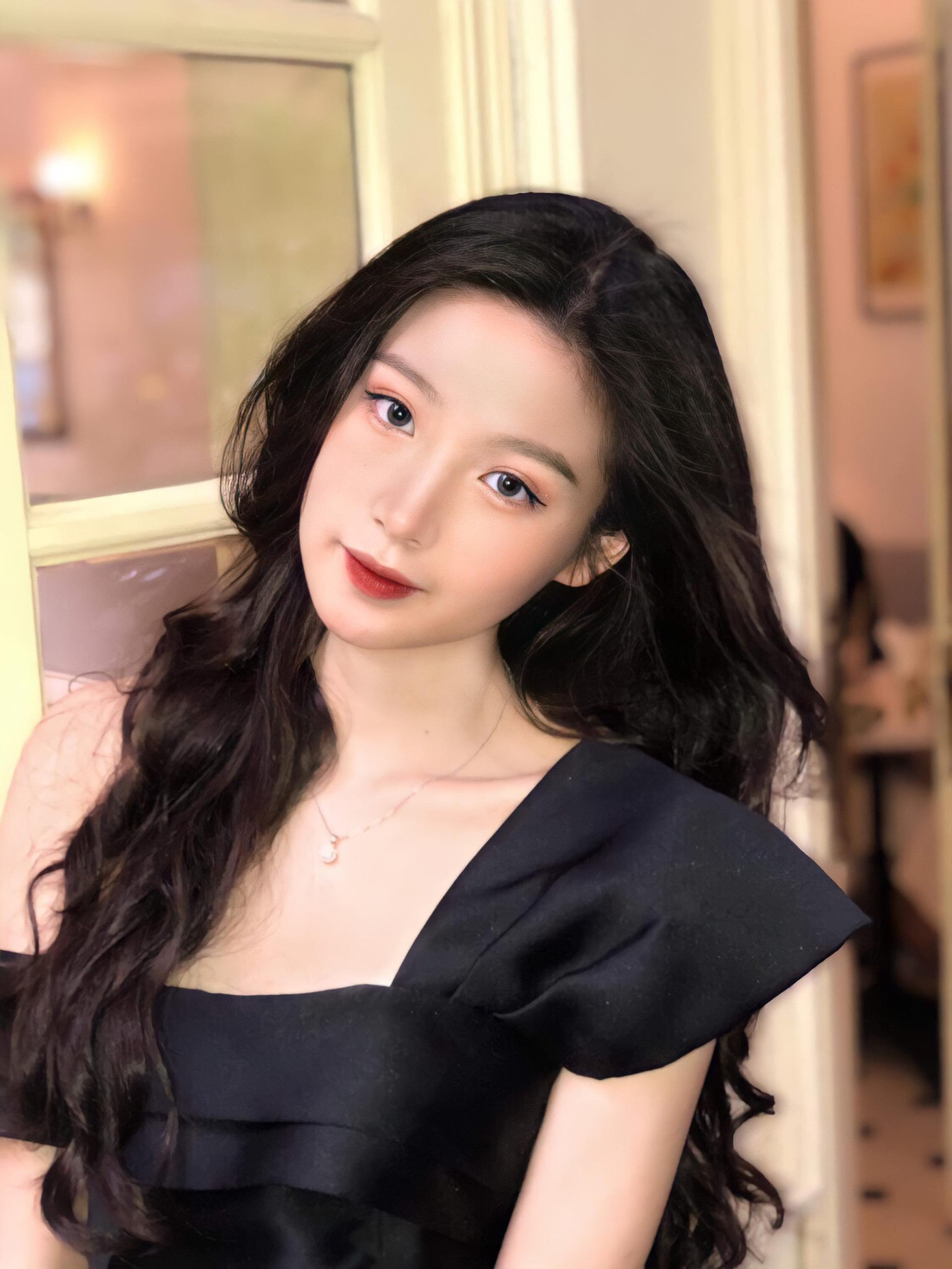 Những đường nét thanh tú trên khuôn mặt Diệu Anh khiến không ít người ghen tị.