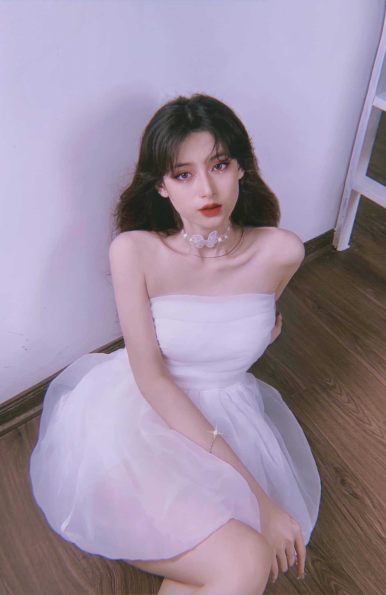 Vẻ đẹp của Trà My là sự hòa trộn giữa nét ngây thơ, trong trẻo đôi chút nổi loạn và hoang dại. Vẻ đẹp của Trà My là sự hòa trộn giữa nét ngây thơ, trong trẻo đôi chút nổi loạn và hoang dại.