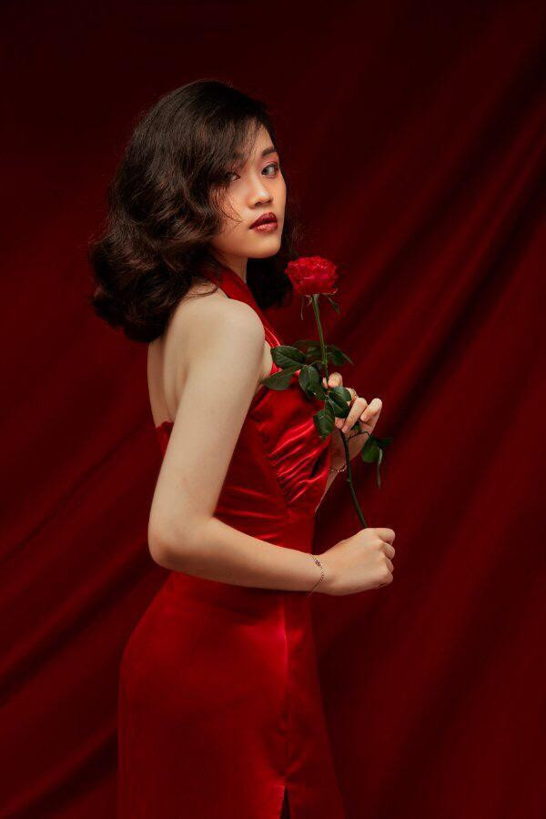 Không chỉ xinh đẹp, cô gái 19 tuổi còn có thành tích học tập rất tốt khi từng là học sinh trường THPT Chuyên Nguyễn Tất Thành, Yên Bái, tiếp đến lại xuất sắc thi đỗ trường ĐH Kinh tế Quốc dân.