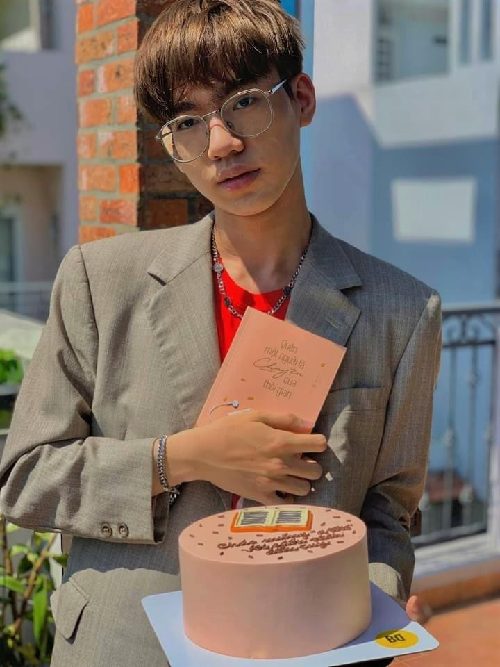 Huỳnh Vĩ Toàn là tác giả cuốn sách &quot;Quên một người là chuyện của thời gian&quot;.