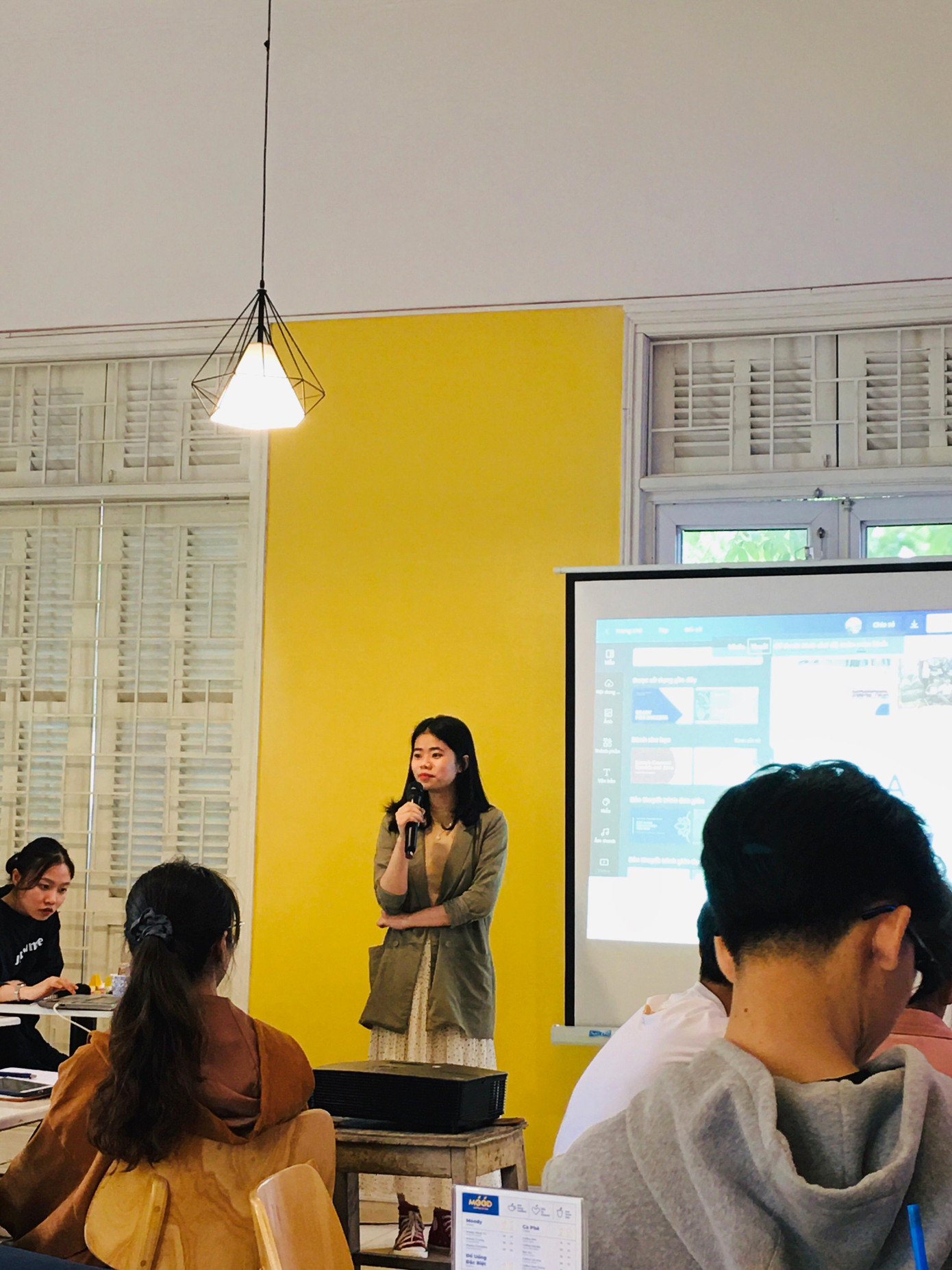 Phương Linh tích cực tham gia vào các hoạt động cộng đồng.