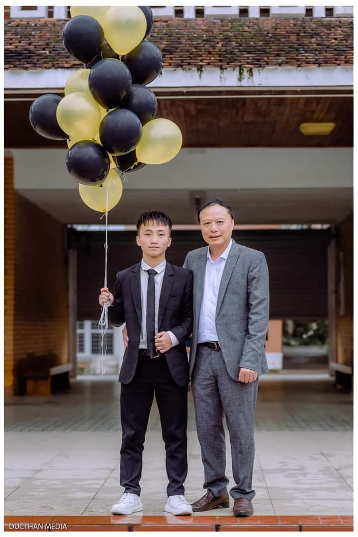 Xồng Bá Hùa và thầy giáo dạy môn thể dục Nguyễn Tấn Hùng.