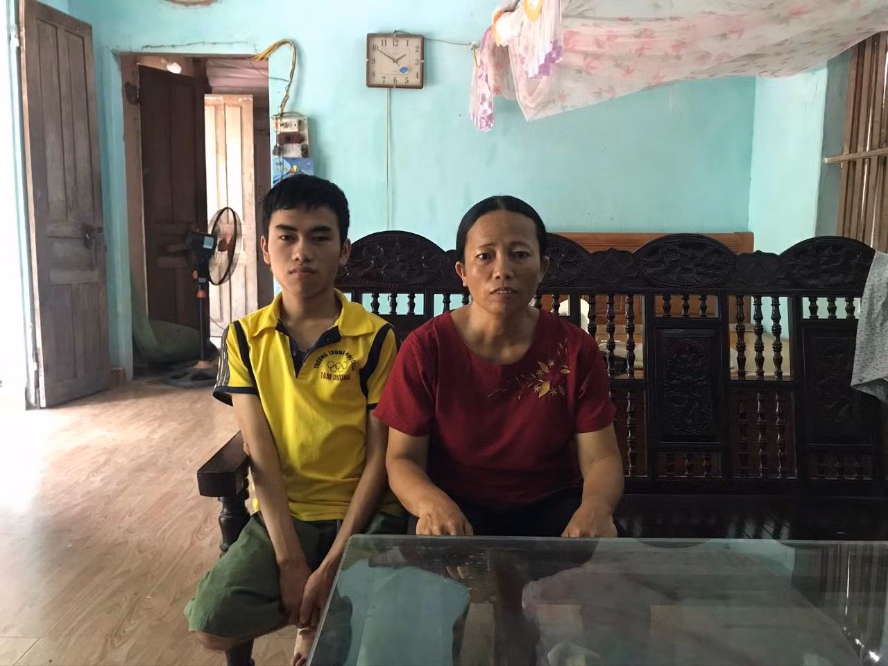 Lăng Quốc Dũng cùng mẹ tại căn nhà đã cũ kỹ, đồ đạc sơ sài, thiếu thốn.