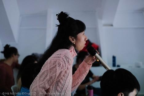 Học viên Hà Nội Mùa Đông 2021 đặt câu hỏi trực tiếp cho đạo diễn Trần Anh Hùng Học viên Hà Nội Mùa Đông 2021 đặt câu hỏi trực tiếp cho đạo diễn Trần Anh Hùng