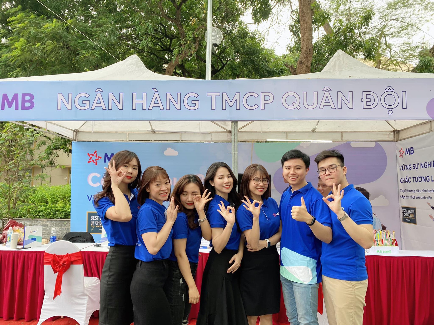 Phương Loan cùng các anh chị Ngân hàng MB tham gia các sự kiện tuyển dụng. Phương Loan cùng các anh chị Ngân hàng MB tham gia các sự kiện tuyển dụng.