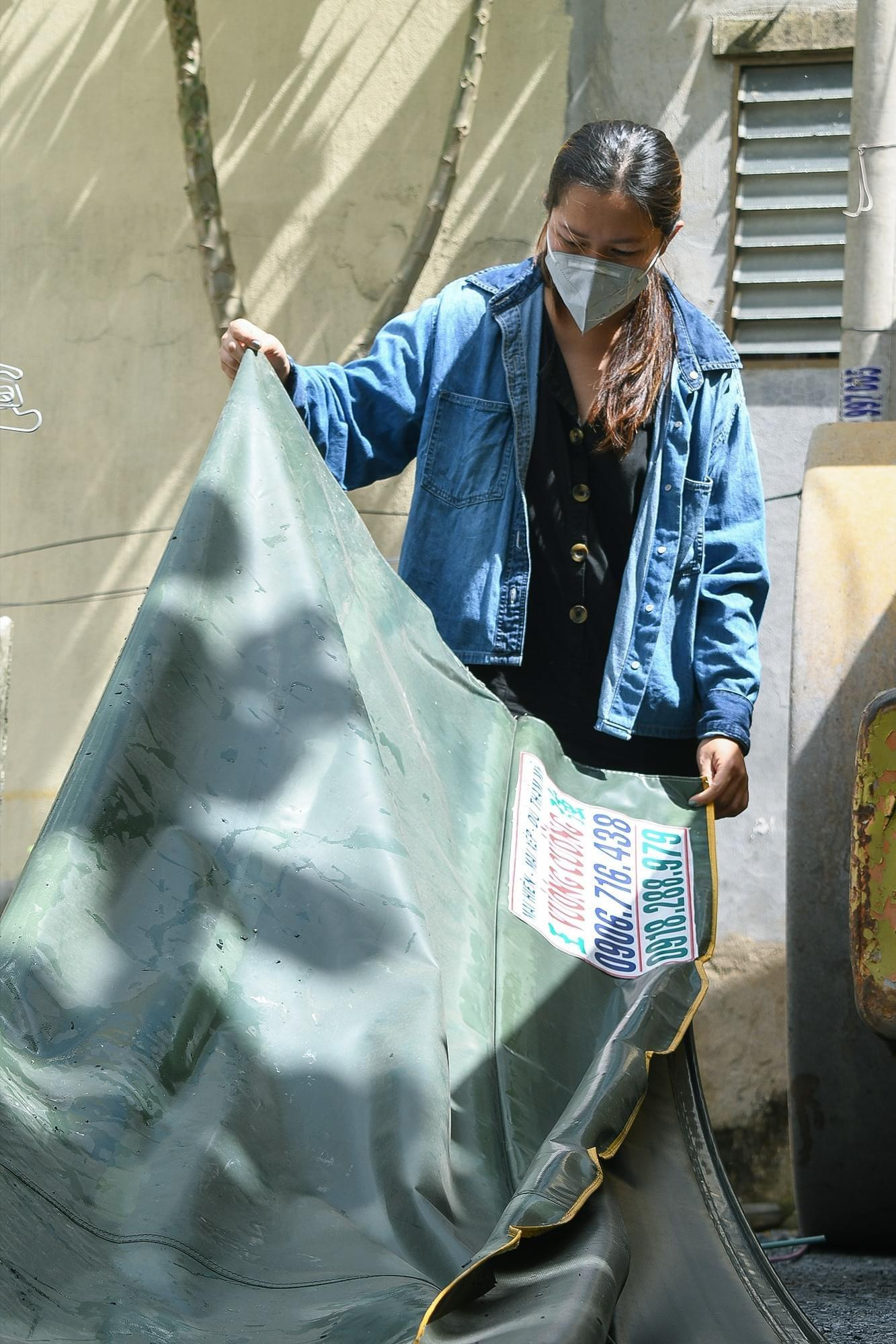 Kiều Anh nhớ mãi những ánh mắt tò mò khi chị cùng các cộng sự đi móc bạt hiên cũ Kiều Anh nhớ mãi những ánh mắt tò mò khi chị cùng các cộng sự đi móc bạt hiên cũ