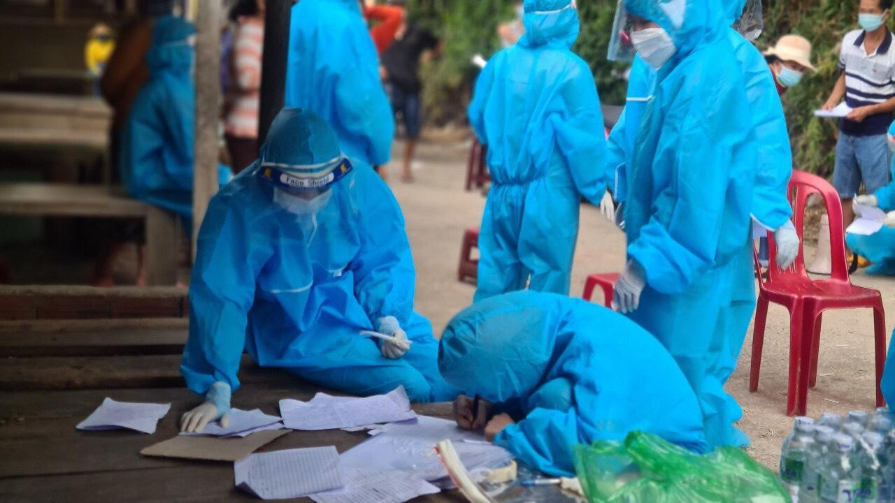 Nhật Thiên luôn đối mặt với nhiều khó khăn, nhưng càng khó khăn, anh càng phải cố gắng để vượt qua. Nhật Thiên luôn đối mặt với nhiều khó khăn, nhưng càng khó khăn, anh càng phải cố gắng để vượt qua.