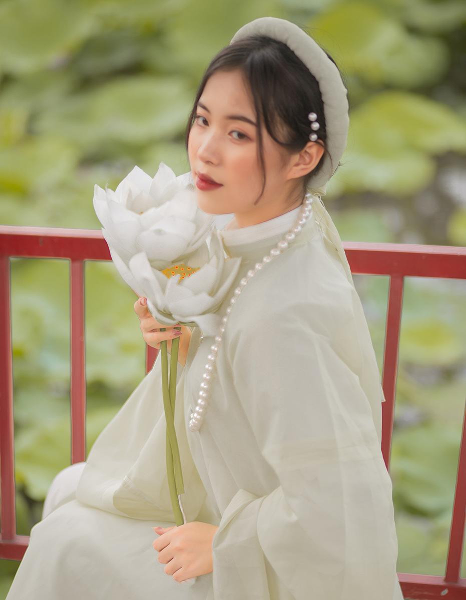 Thu Trà thích tìm hiểu về văn hóa truyền thống của Việt Nam, đặc biệt trang phục thời xưa. Thu Trà thích tìm hiểu về văn hóa truyền thống của Việt Nam, đặc biệt trang phục thời xưa.