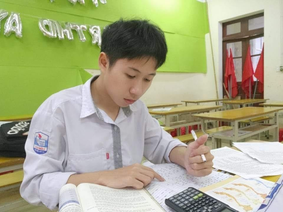 Em Lê Đức Chung, học sinh Trường THPT Cẩm Thủy 1, huyện Cẩm Thủy đạt giải Nhì học sinh giỏi quốc gia môn Địa lý.