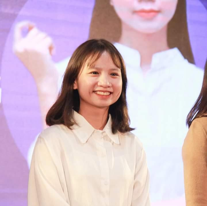 Hồng Ngọc tích cực tham gia các cuộc thi về phiên dịch. Hồng Ngọc tích cực tham gia các cuộc thi về phiên dịch.