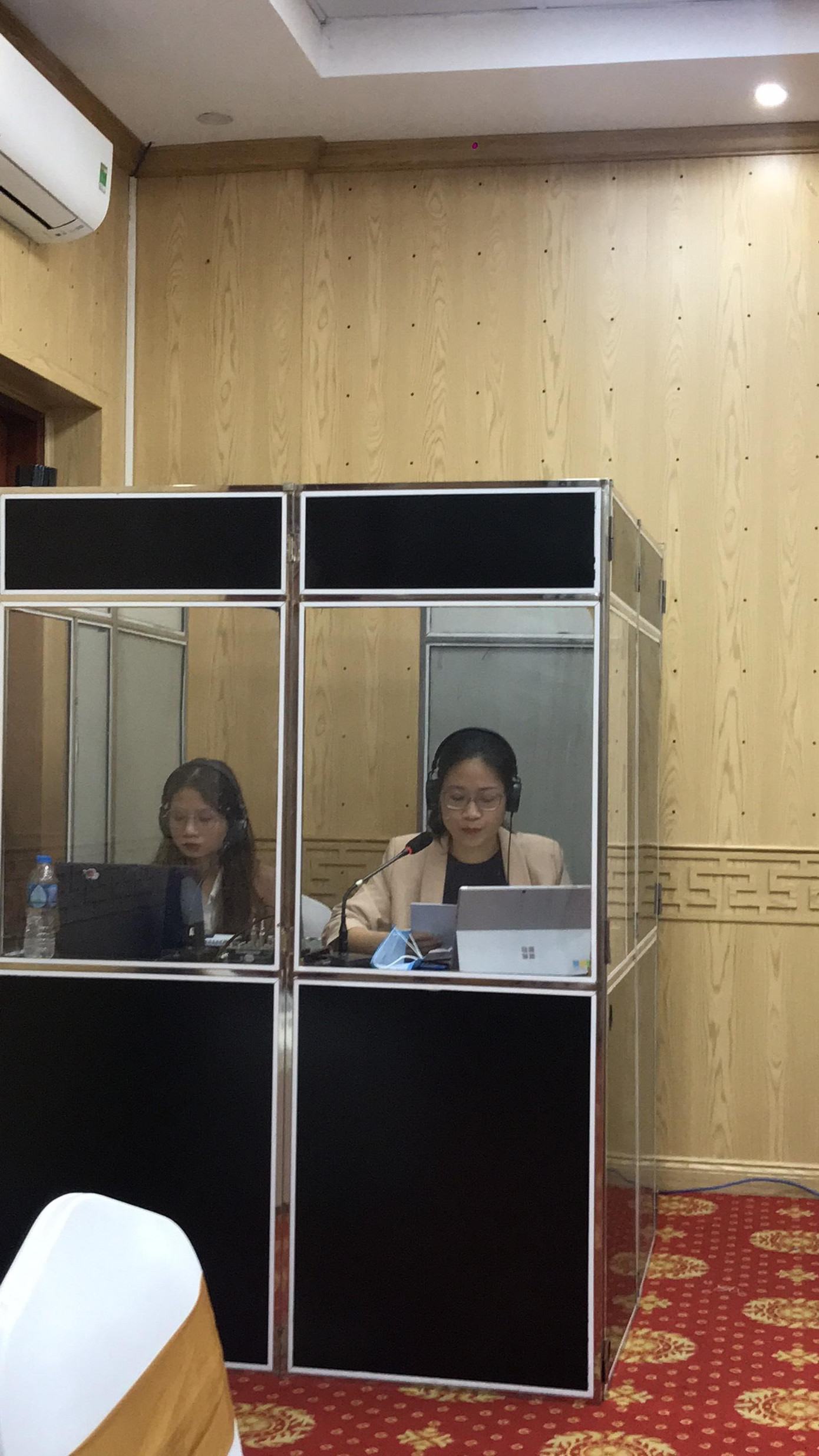 Hồng Ngọc phiên dịch cabin cho dự án đào tạo xây dựng khung pháp lý cho người khuyết tật. Hồng Ngọc phiên dịch cabin cho dự án đào tạo xây dựng khung pháp lý cho người khuyết tật.