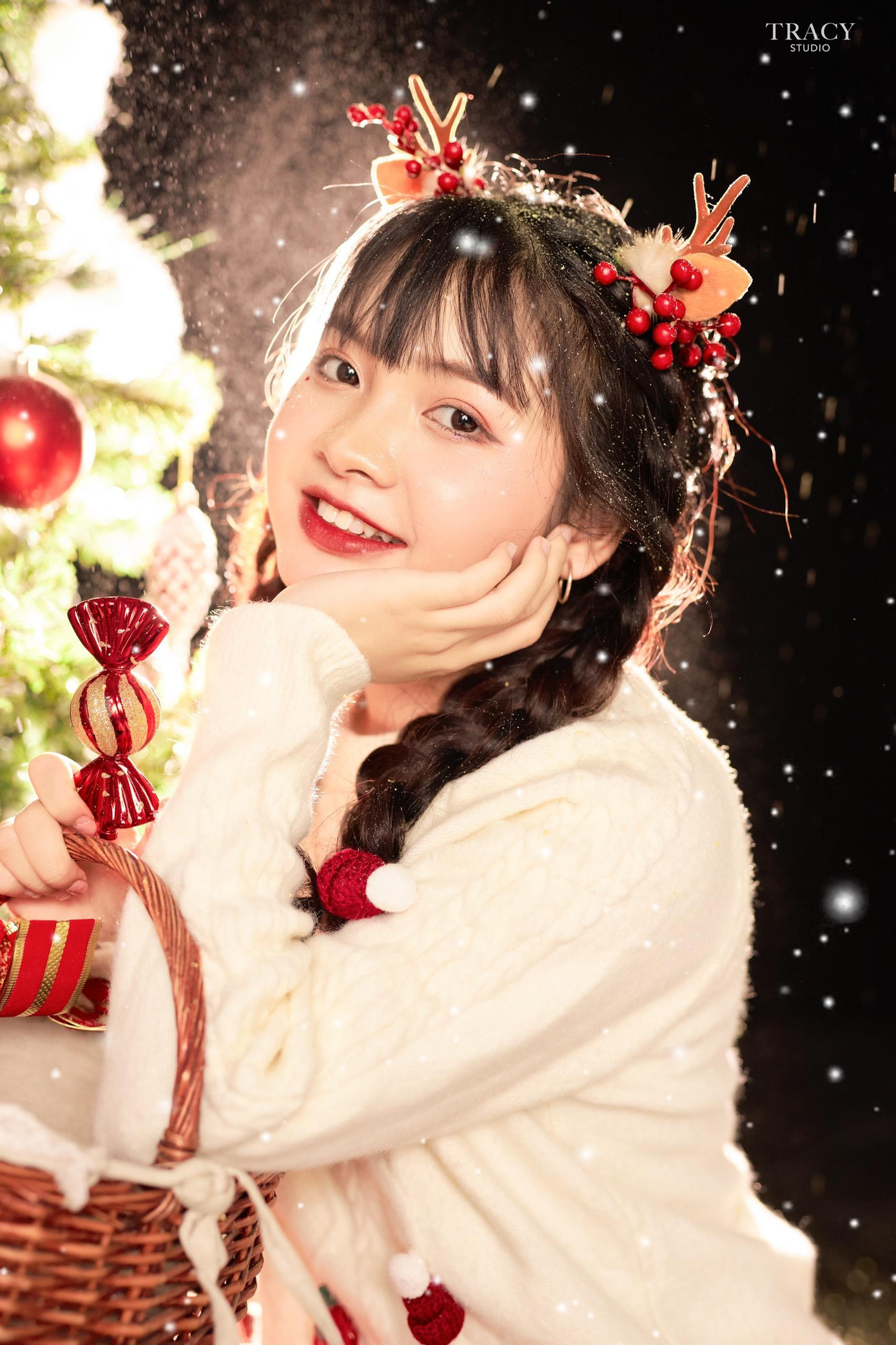 Hot Tiktoker ZaHan - Nguyễn Phương Thảo (SN 2002) sở hữu hơn 8,3 triệu người theo dõi trên tài khoản Tiktok N.ZaHan đã chọn studio làm địa điểm ghi dấu lại những khoảnh khắc ngọt ngào, trong trẻo đón chào lễ Giáng sinh 2021 trong tiết trời lạnh giá của miền Bắc.