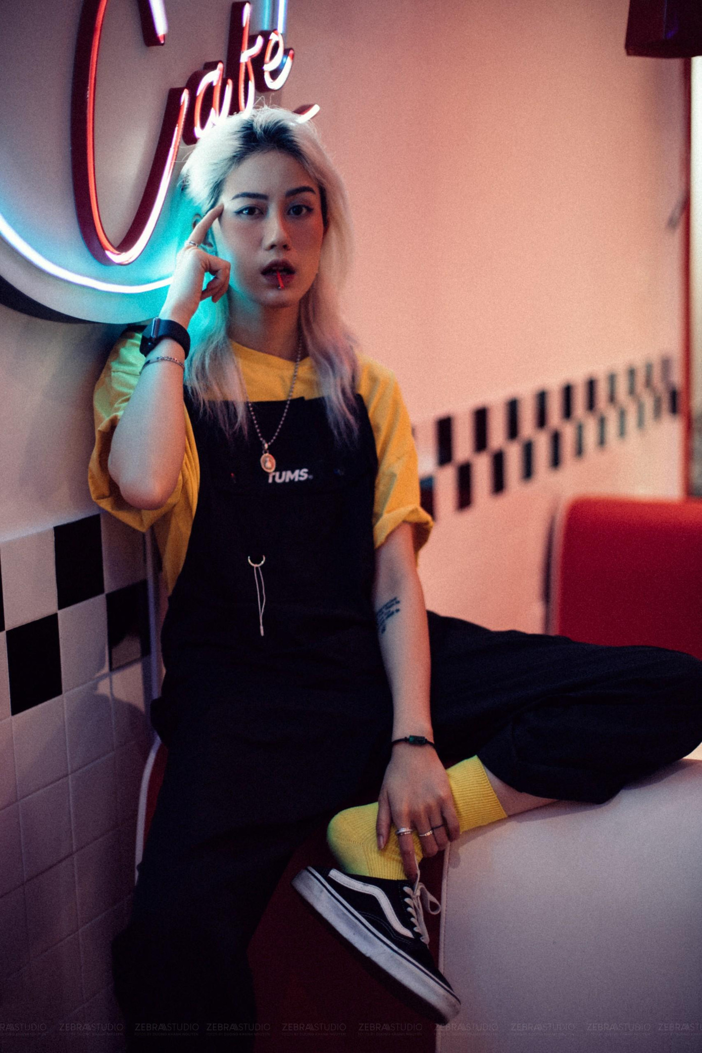 Tố Đoan (hay còn gọi là Gin T) với chiếc yếm năng động kết hợp với màu áo vàng sinh năm 1997 tại Gia Lai