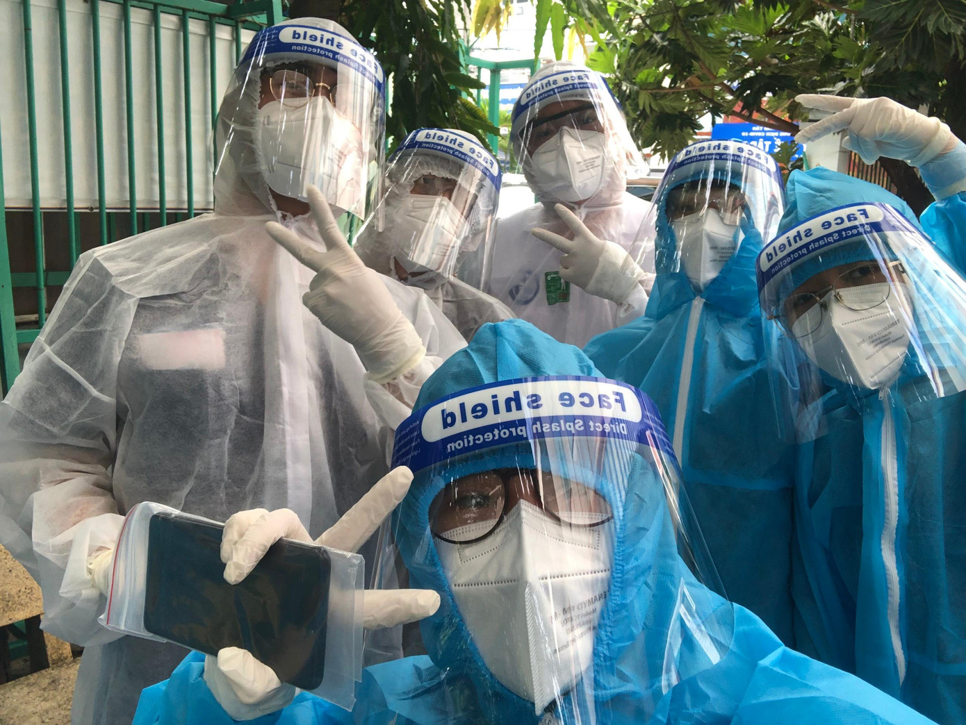 Các tình nguyện viên trẻ chiến đấu với tinh thần lạc quan, quyết tâm cao chiến thắng đại dịch