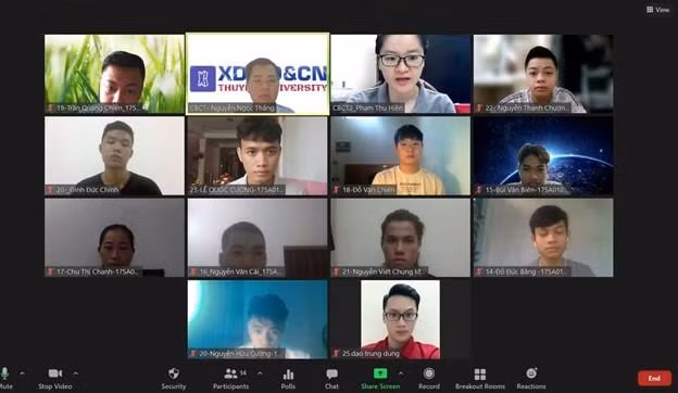 Hình ảnh một buổi thi trực tuyến, sinh viên phải bật camera và cung cấp đầy đủ thông tin cá nhân.