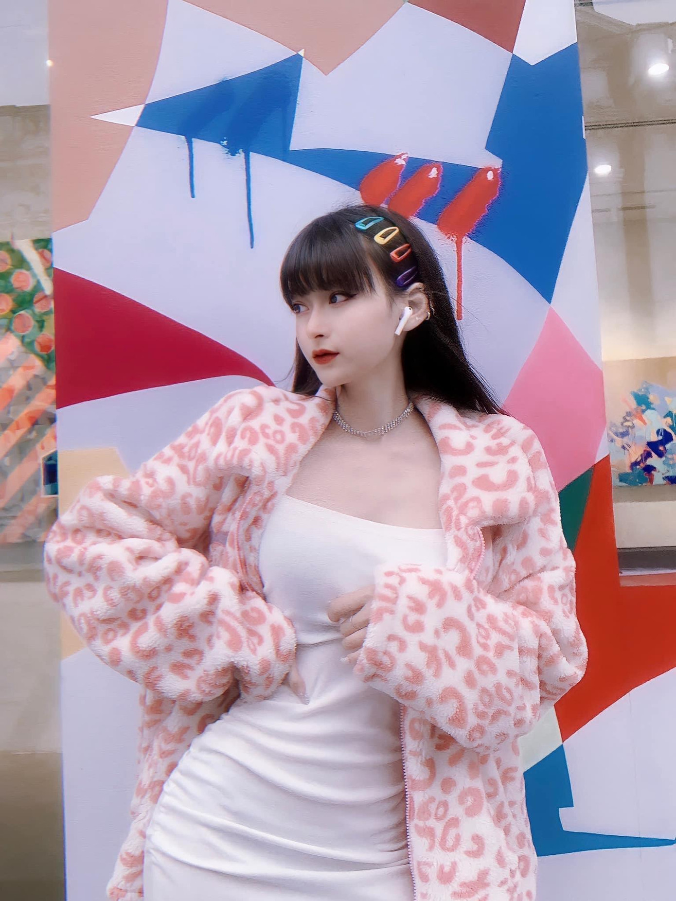 Trước khi đến với nghệ thuật, cô nàng từng thử sức với nghề mẫu ảnh tự do và make up. Trước khi đến với nghệ thuật, cô nàng từng thử sức với nghề mẫu ảnh tự do và make up.