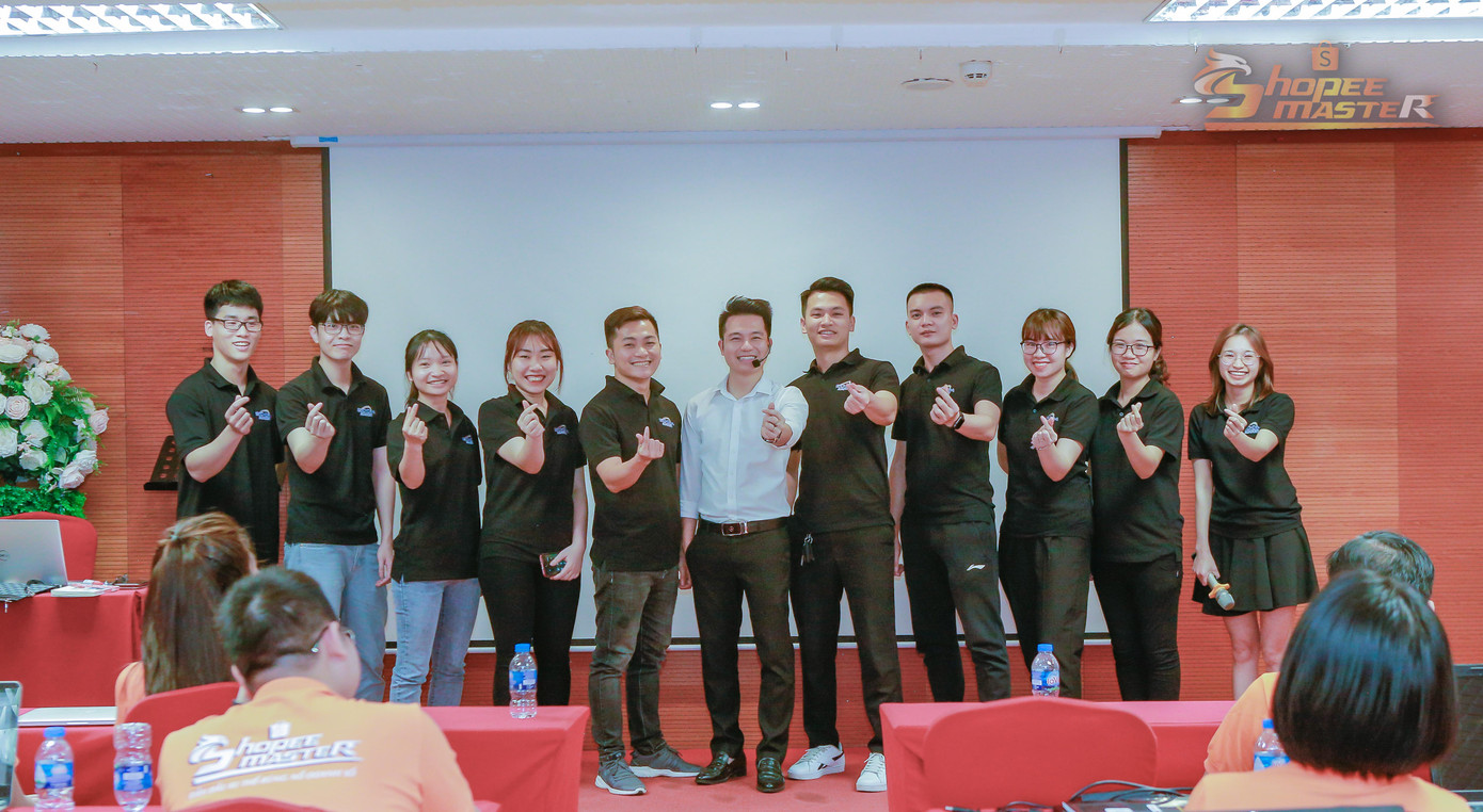 Anh Chính cùng đội ngũ phụng sự trong các khóa học