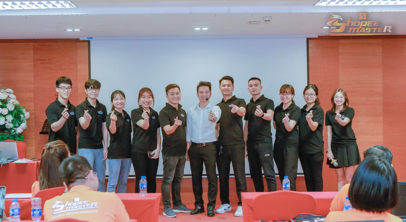 Anh Chính cùng đội ngũ phụng sự trong các khóa học