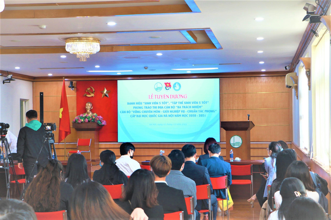 ĐHQGHN tổ chức lễ tuyên dương trong quy mô khép kín. ĐHQGHN tổ chức lễ tuyên dương trong quy mô khép kín.