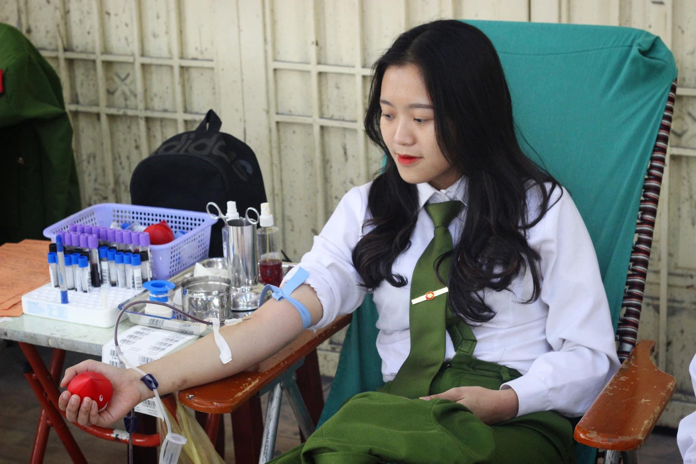 Ngọc Linh tình nguyện hiến máu nhân đạo. Ngọc Linh tình nguyện hiến máu nhân đạo.