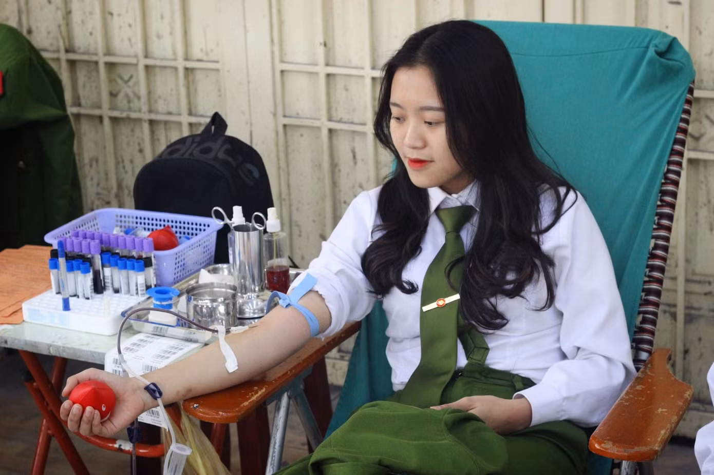 Ngọc Linh tình nguyện hiến máu nhân đạo.