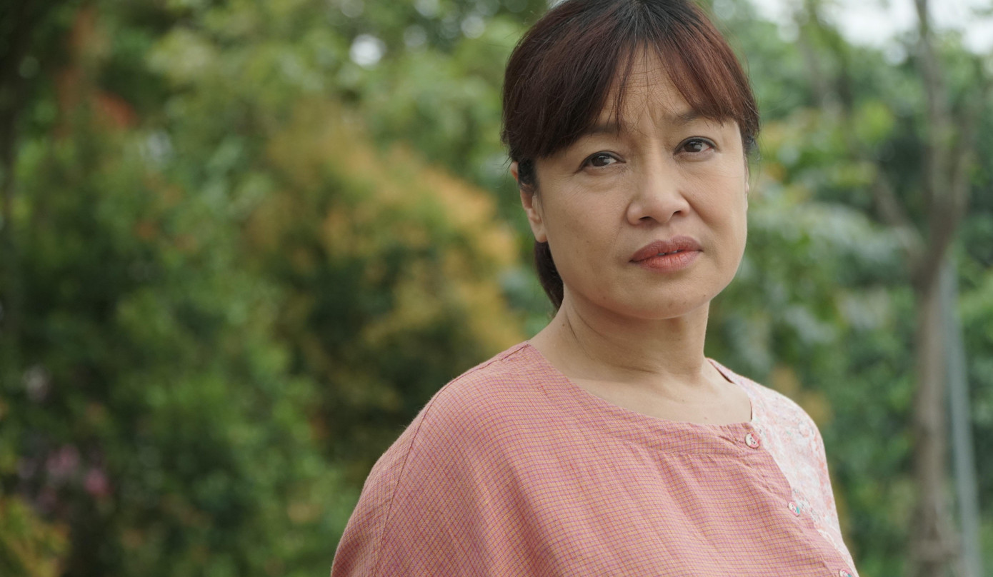 Diễn viên Tú Oanh hóa thân vào vai một người ghê gớm, đanh đá, tham lam, vì lợi ích tiền bạc mà sẵn sàng đẩy con gái nuôi ra khỏi người cô yêu