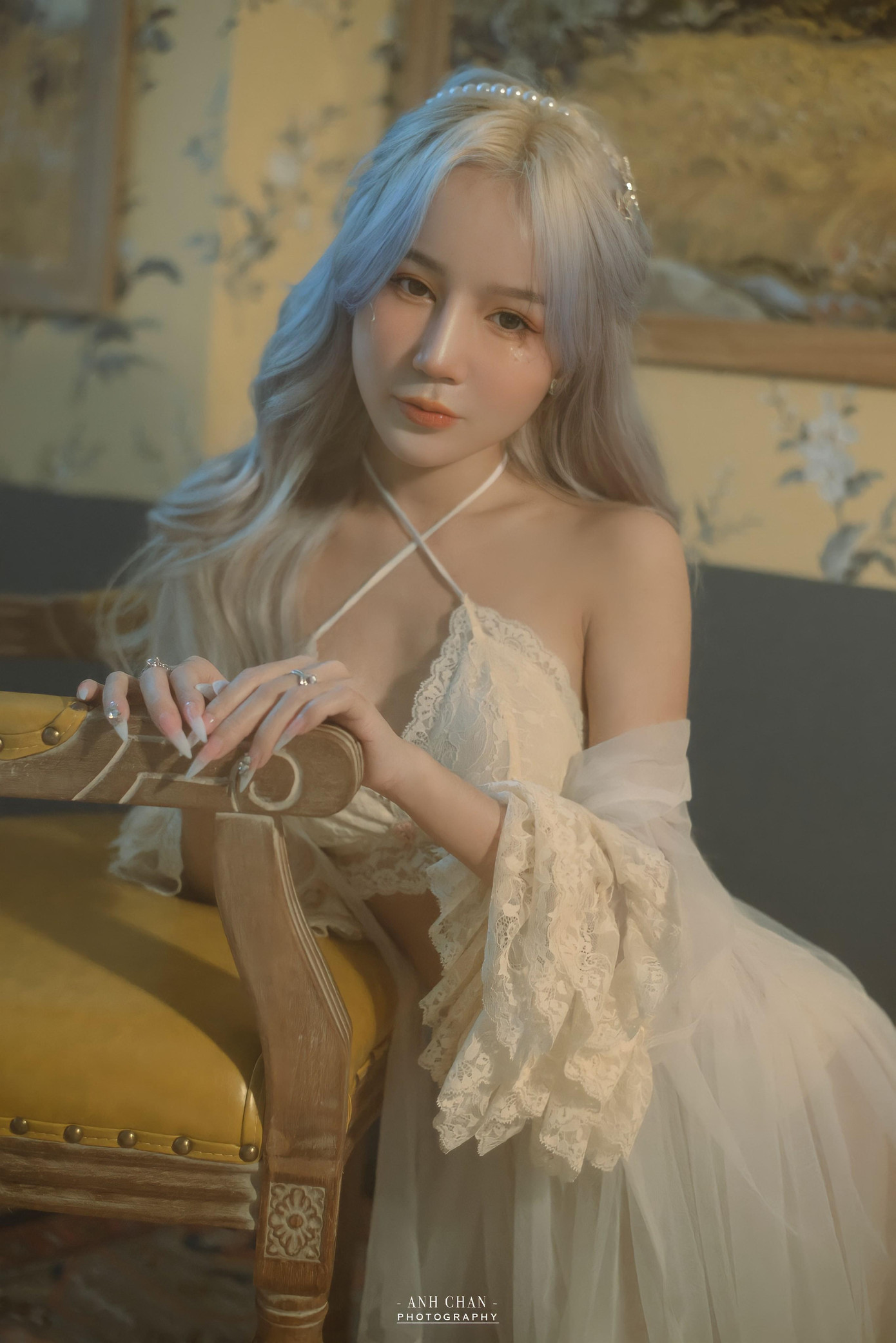 Sự hoà quyện khéo léo ấy đã tạo nên một khung hình mông lung, huyền bí nhưng lại cực kì thu hút, khiến người xem khó có thể rời mắt.