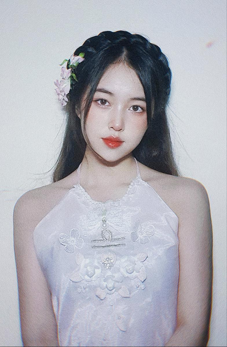 Bộ yếm lần đầu tiên do chính tay cô thiết kế các phụ kiện và trang trí. Bộ yếm lần đầu tiên do chính tay cô thiết kế các phụ kiện và trang trí.