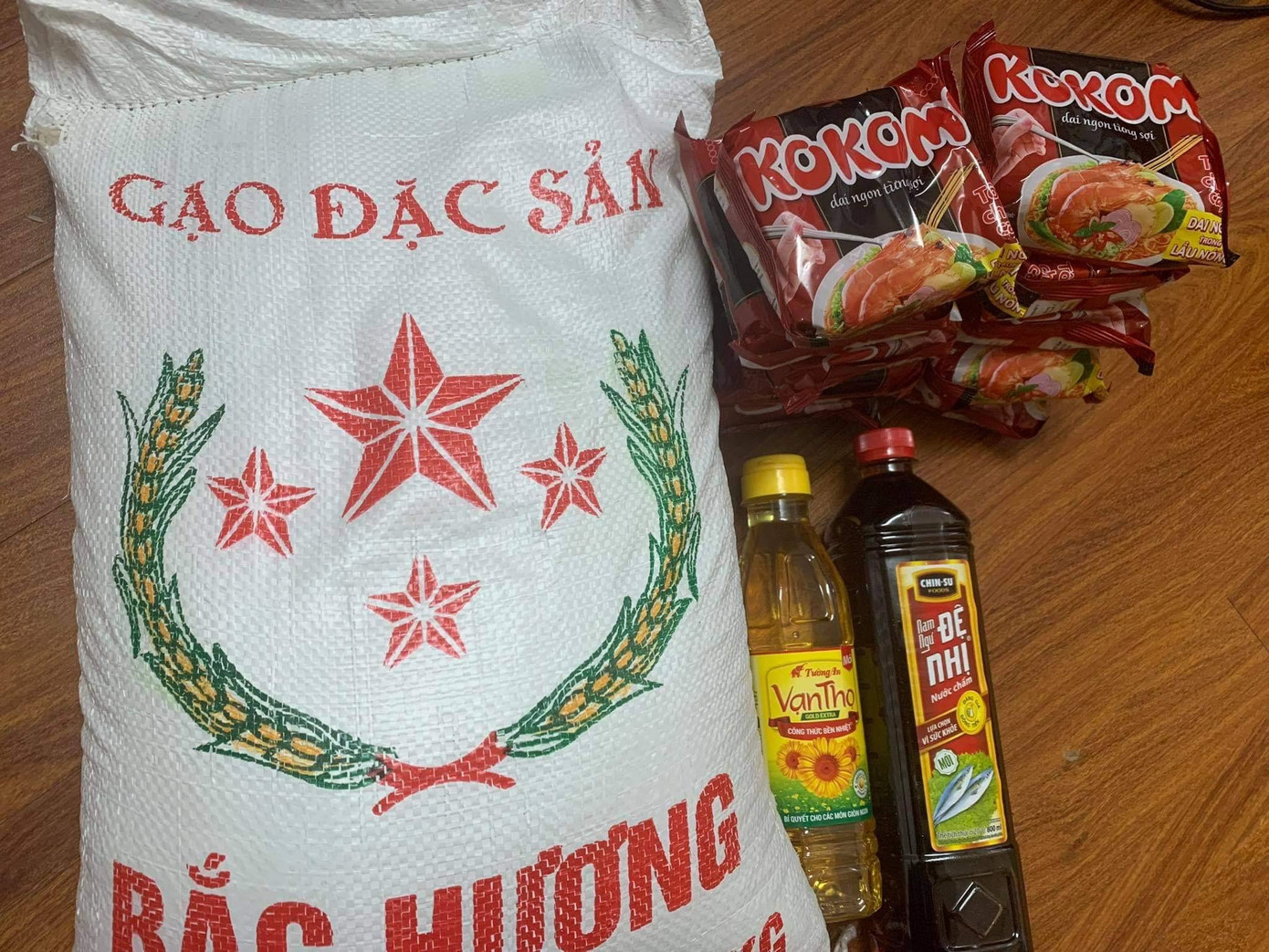 Ủy ban Nhân dân phường Quan Hoa, quận Cầu Giấy, Hà Nội hỗ trợ lương thực, thực phẩm cho sinh viên khó khăn đang thuê trọ trên địa bàn phường trong mùa dịch.