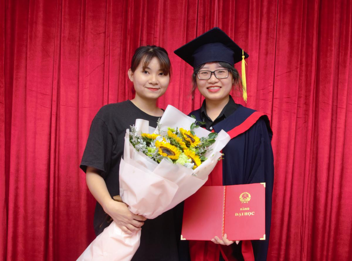 Thu Phương nhận bằng cử nhân xuất sắc ngành Công nghệ Thông tin, trở thành tân thủ khoa đầu ra của trường Đại học Đại Nam. Thu Phương nhận bằng cử nhân xuất sắc ngành Công nghệ Thông tin, trở thành tân thủ khoa đầu ra của trường Đại học Đại Nam.