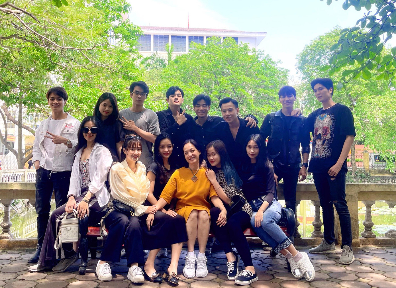 Đức Quân cùng với những người bạn và cô giáo Lê Khanh.