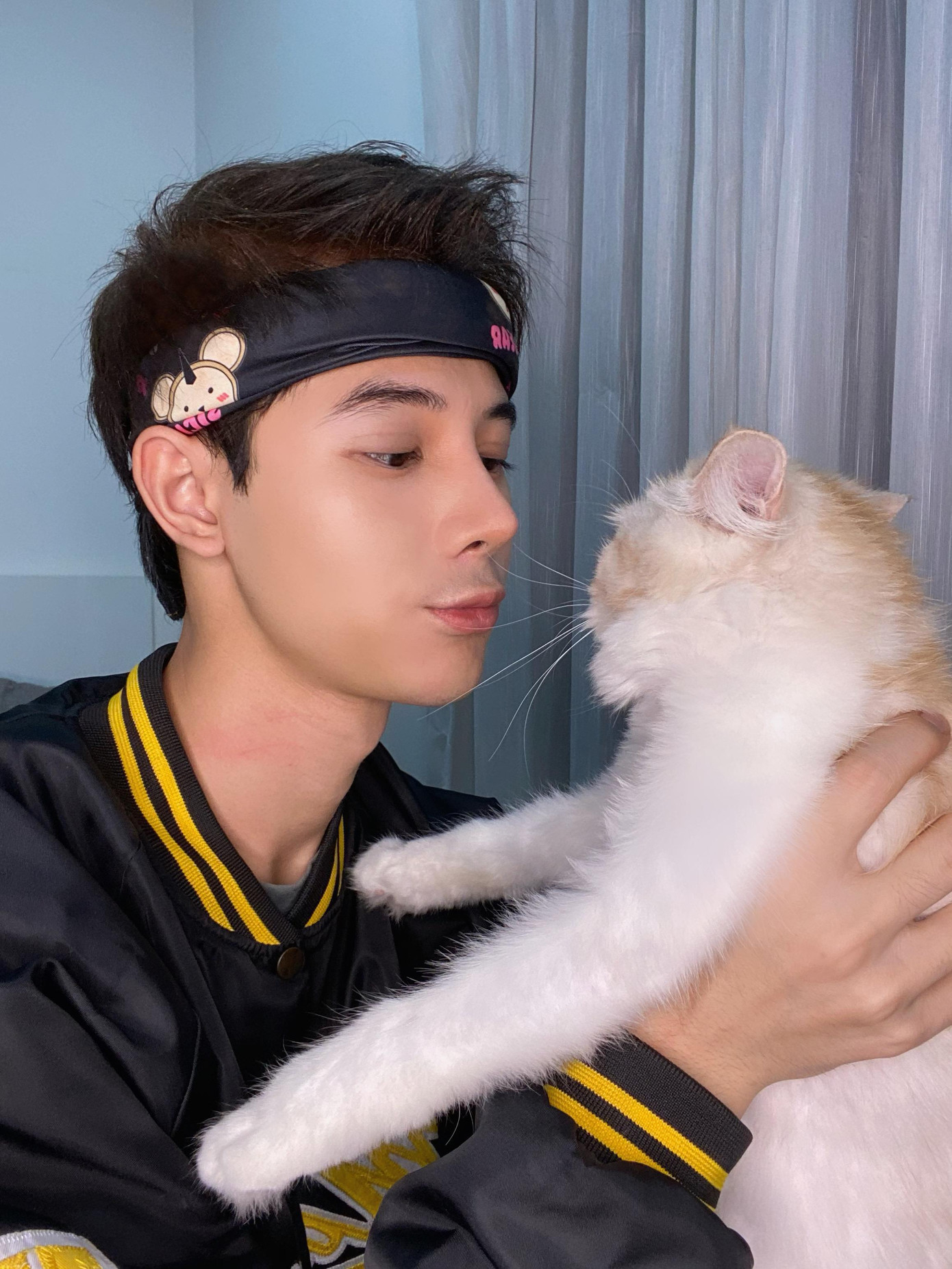 Nhật Hoàng rất yêu động vật, nhất là mèo